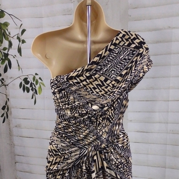 Maggy London Black and Cream One-Shoulder Dress Size 8 - Picture 6 of 7